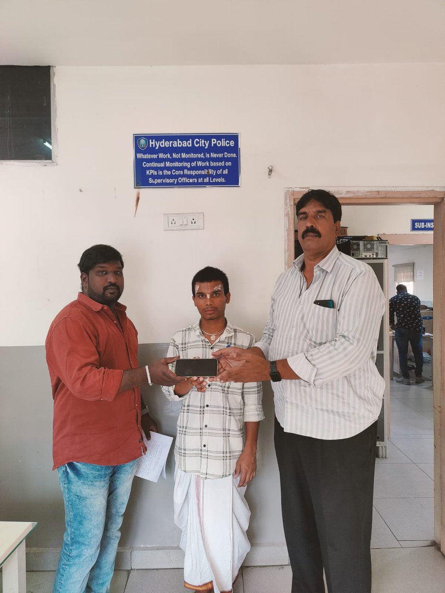 Today 22.10.2023 received a complaint from Sri Manne Chennaiah who lost his Realme mobile. Immediately Addl. Inspector Sri Shaik Jakeer Hussian of PS Banjarahills along with staff traced out the lost mobile within a hour and handed over to complaint.