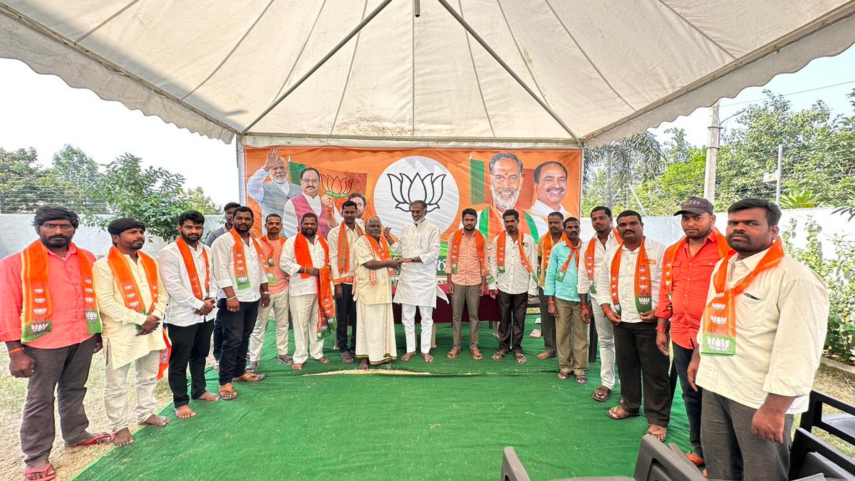 PalamuruVishnu's tweet photo. Thrilled to welcome 20 new members from Thommidi Rekula village to the BJP family in Keshampet.  Your support is a powerful testament to our shared vision for a stronger community. Together, we'll make a difference!  #BJP #Keshampet #NewMembers #CommunityStrength #shadnagar https://t.co/5Bm0JxMjvD