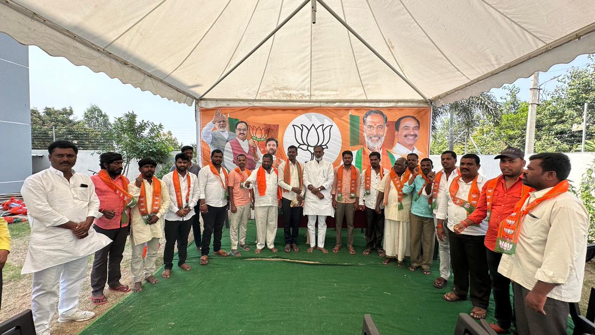 PalamuruVishnu's tweet photo. Thrilled to welcome 20 new members from Thommidi Rekula village to the BJP family in Keshampet.  Your support is a powerful testament to our shared vision for a stronger community. Together, we'll make a difference!  #BJP #Keshampet #NewMembers #CommunityStrength #shadnagar https://t.co/5Bm0JxMjvD