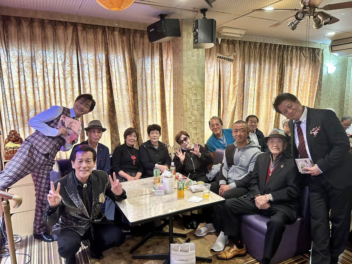 JF36QKxtf0JClst's tweet image. 本日は遊遊秋の歌謡祭にご来店頂きました皆さまありがとうございました😃

素晴らしいショーをして頂きました、
#みやま健二 さん
#小野寺陽介 さん
#三浦潤平 さん
ありがとうございました😃

#カラオケ
#秋
#歌謡祭
#通天閣