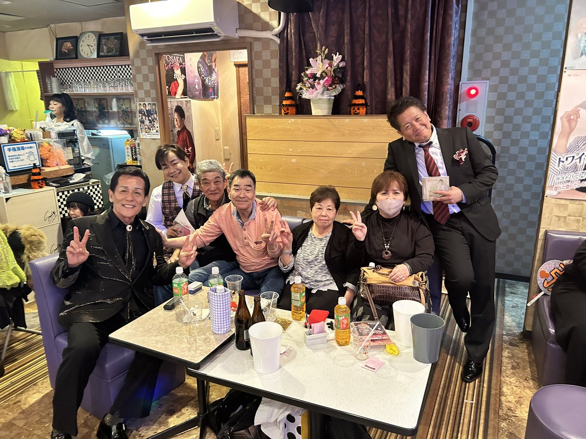 JF36QKxtf0JClst's tweet image. 本日は遊遊秋の歌謡祭にご来店頂きました皆さまありがとうございました😃

素晴らしいショーをして頂きました、
#みやま健二 さん
#小野寺陽介 さん
#三浦潤平 さん
ありがとうございました😃

#カラオケ
#秋
#歌謡祭
#通天閣