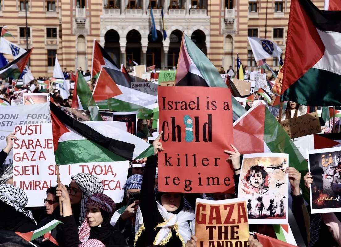 BosniaReporter's tweet photo. Hiljade ljudi okupile su se danas na protestima podrške Palestini ispred sarajevske Vijećnice.🇵🇸🇧🇦 https://t.co/LPLuQ6s8mV