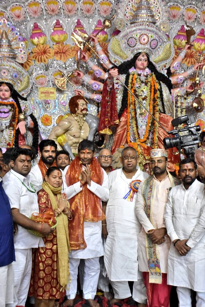 Rljp4India's tweet photo. आज शारदीय नवरात्र के महाष्टमी के शुभ अवसर पर पटना के डाकबंगला पूजा समिति के पंडाल में माँ के दिव्य अनुपम स्वरूप का दर्शन करने पहुँचे पार्टी के राष्ट्रीय अध्यक्ष सह केन्द्रीय मंत्री श्री @PashupatiParas  जी एवं @rljp4bihar के प्रदेश अध्यक्ष श्री @princerajpaswan जी।। https://t.co/xccp3Js3Ej