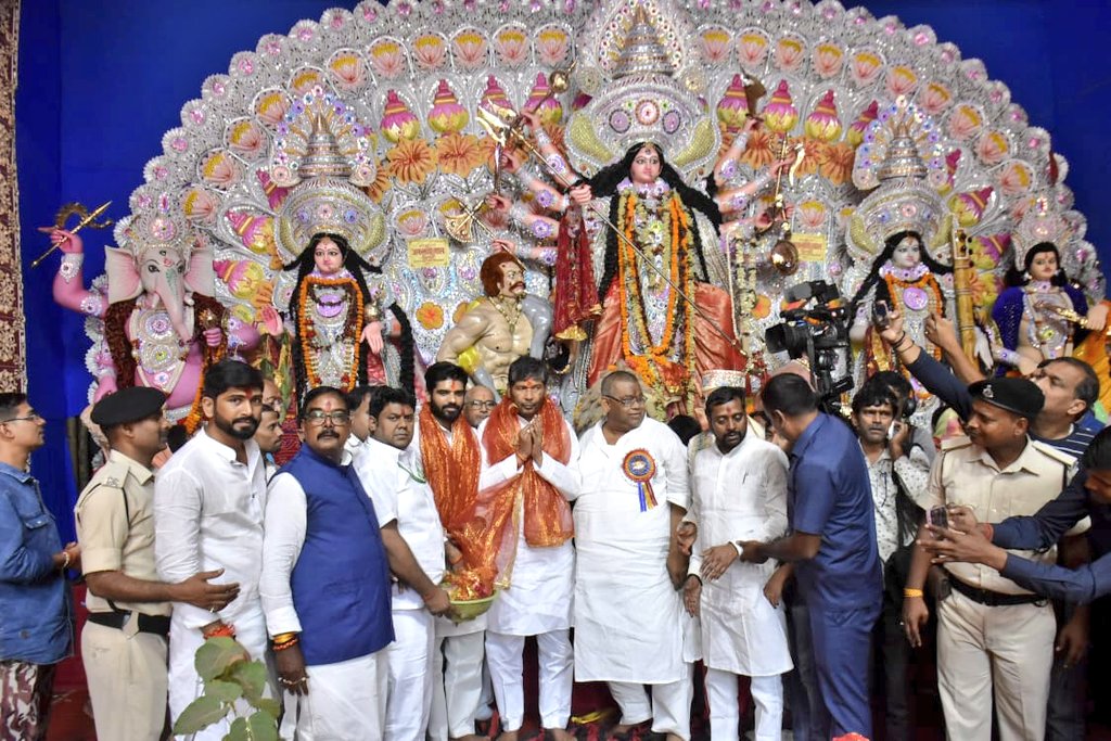 Rljp4India's tweet photo. आज शारदीय नवरात्र के महाष्टमी के शुभ अवसर पर पटना के डाकबंगला पूजा समिति के पंडाल में माँ के दिव्य अनुपम स्वरूप का दर्शन करने पहुँचे पार्टी के राष्ट्रीय अध्यक्ष सह केन्द्रीय मंत्री श्री @PashupatiParas  जी एवं @rljp4bihar के प्रदेश अध्यक्ष श्री @princerajpaswan जी।। https://t.co/xccp3Js3Ej