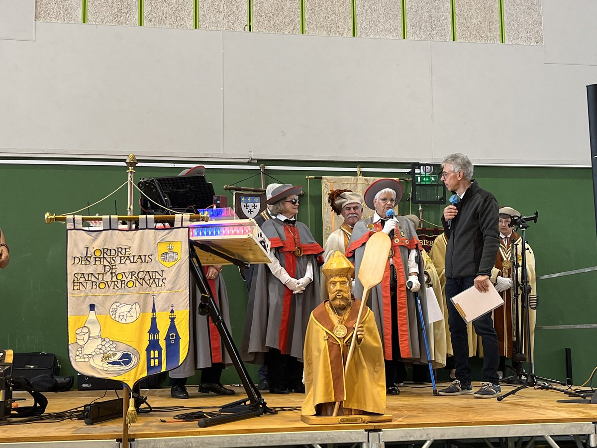 Fête de la pompe aux pommes à Durtol aujourd’hui avec la présence de nombreuses confréries 👍