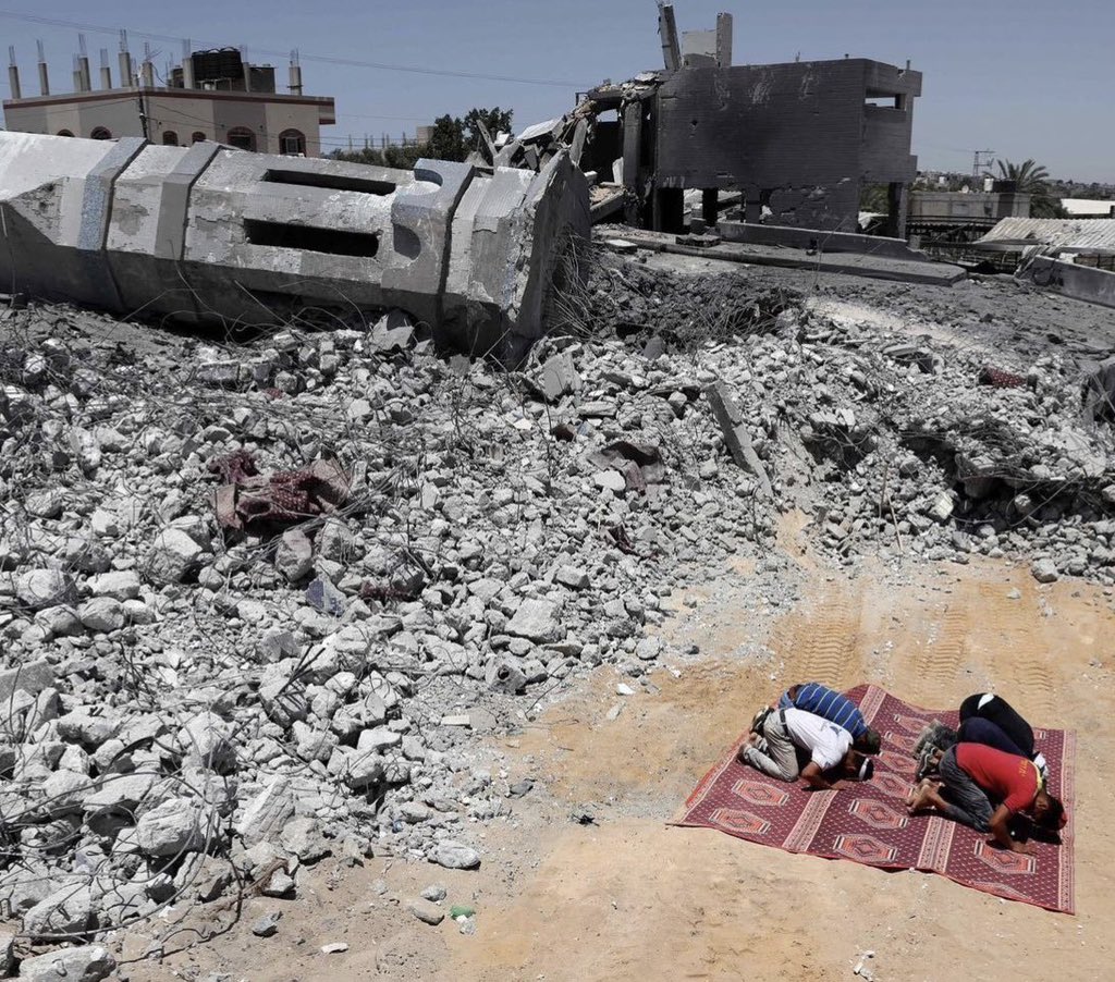 गिरते हुए बम में भी नमाज़ उनकी अदा हो रही,
Ac वाली मस्जिद में भी नमाज़ हमारी कज़ा हो रही है।

#copied