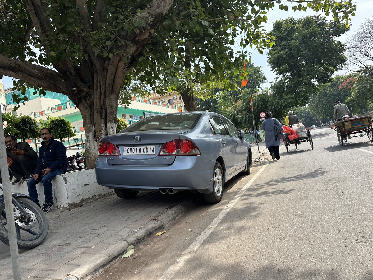 arrivesafeindia's tweet photo. HR03V 0493 & CH01Q 0014 parked on #pedestrian #path, 11:49 AM, 22-10-23, near BJP bhawan, sec 33, #Chandigarh. @trafficchd Dry + wet #Swacch #Bharat @MCChandigarh @ChandigarhSmart https://t.co/FlFyufKz3E