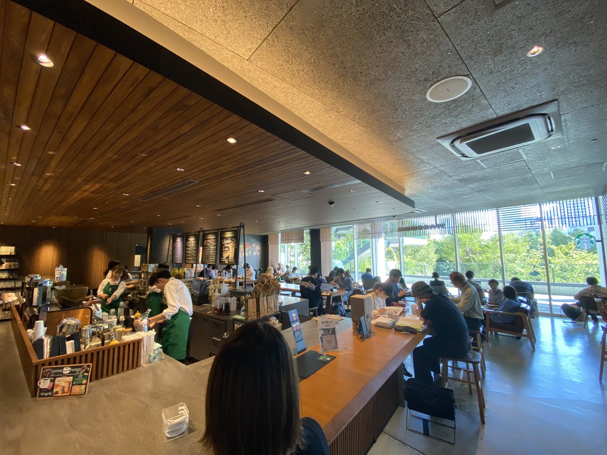 Kingsdesu's tweet photo. 目黒駅横のセントラルスクエアのスタバが広くてとても良くて気に入りました😁ブリリアタワーズの緑が借景になります🌳
一応、キッズスペースもありました！ https://t.co/7Stu0scieH