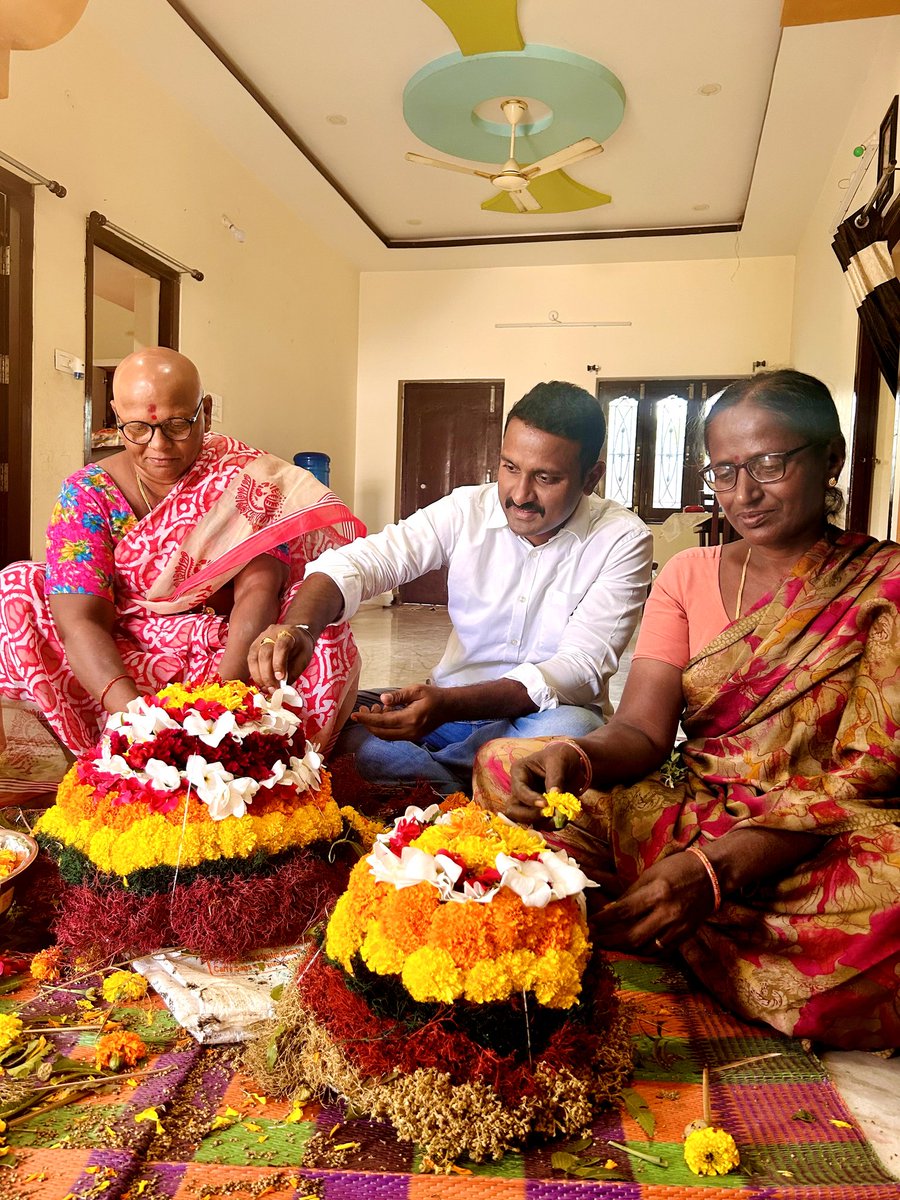 DaggulaKranti's tweet photo. తీరొక్క పూలతో బతుకమ్మను పేర్చి.. ఆటపాటలు, కోలాటాలతో ఆడబిడ్డలు ఆనందంగా జరుపుకొనే తెలంగాణ సాంస్కృతిక వారసత్వ వైభవం బతుకమ్మ పండుగ సందర్భంగా.. మన ఆడబిడ్డలందరికీ బతుకమ్మ శుభాకాంక్షలు.💐💐💐 https://t.co/R6c1eWwkjL