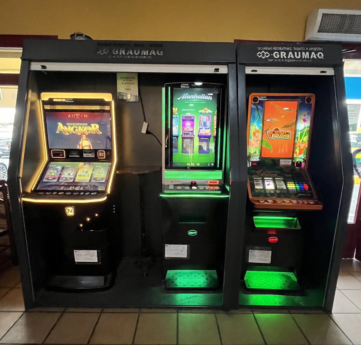 -Messi Suarez Neymar 
-Bale Benzema Cristiano
-Di Stefano Puskas Gento
-Pele Garrincha Vava
-Ronaldo Rivaldo Ronaldinho
-