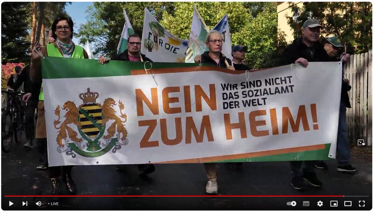 BRechercheteam's tweet photo. Was machen manche #Sachsen an einem schönen sonnigen Herbsttag? Genau, sie gehen mit Frau und Kinder, beschallt von Rechtsrock, gegen Geflüchtete und ein geplantes Asylheim auf die Straße. #MaxSchreiber #FreieSachsen #Dresden #DD2210 #Asylprotest https://t.co/GfCwQz5phP