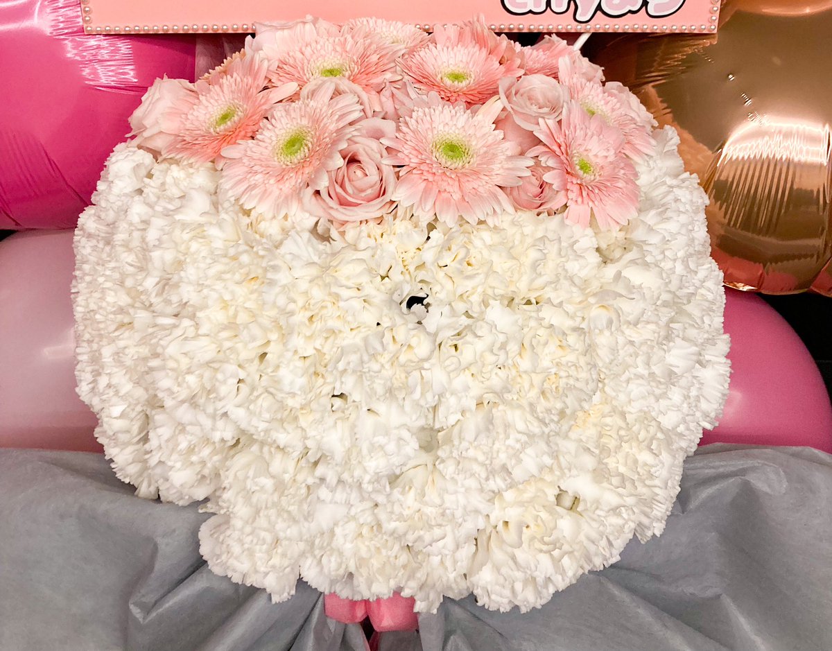 errynzel's tweet photo. 誕生祭なのでケーキ型のフラスタにしました🎂💕
誕生祭のビジュアルをイメージして、ハートのバルーンとラインストーンでキラキラに👑💎
#三村遙佳誕生祭2023
#ちんはるとの一歩
#ちんはるファミリー https://t.co/3V1hwVd7mi