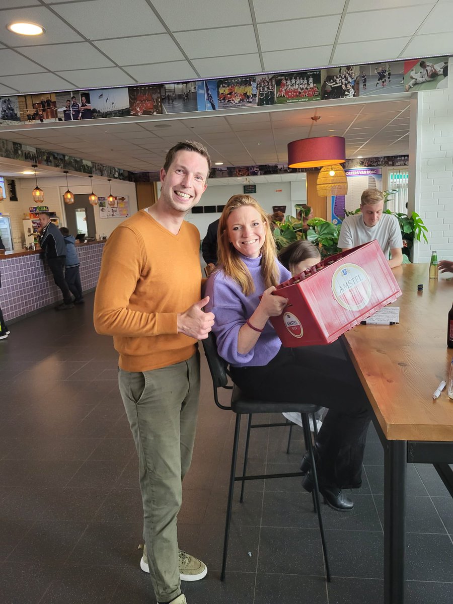 ROAC_5's tweet photo. Aanvoerder Bob neemt het eerste kratje in ontvangst van Carina, eigenaresse van de luchtvaart hobby shop!! #DeHelden #luchtvaarthobbyshop https://t.co/wuHA2jDjER