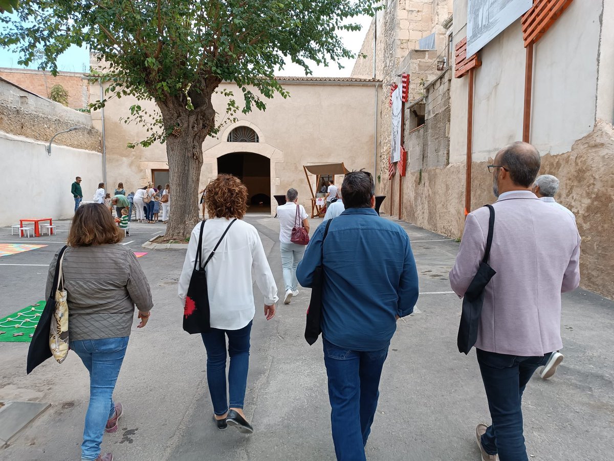 ElPi_IB's tweet image. 🟢 Acompanyam els nostres regidors @jmonserrat76 i @Melanie_misser a voltar per la Fira del Pebre Bord de Felanitx

👏🏻 Molts d’anys i bona fira.

#SomFelanitx
#SomMallorca
#SomElPi