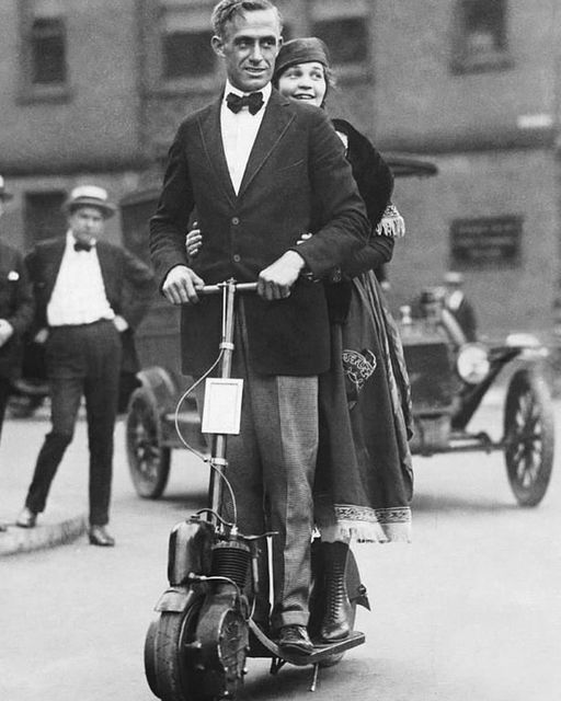 Ganbaa80101074's tweet photo. A couple riding together on an autoped. The autoped was an early motorized scooter invented in 1915. 
New York City, USA. Ca. 1923.
#history #autoped #scooter #newyork #couple #nyc #historical #vintage #1920s https://t.co/gvAVeiAbBP