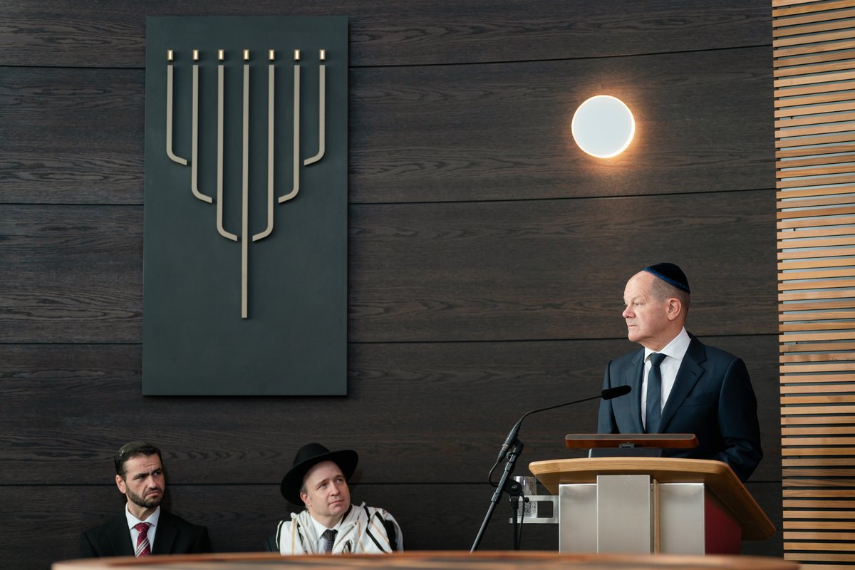 KanzlerScholz's tweet photo. 85 Jahre nach der Zerstörung der Synagoge von Dessau schließen wir heute eine Lücke.

Diese neue Synagoge mitten in der Stadt zeigt: Jüdisches Leben ist und bleibt ein Teil Deutschlands.

Es gehört hierher. (1/2) https://t.co/C6XkkeHR4r