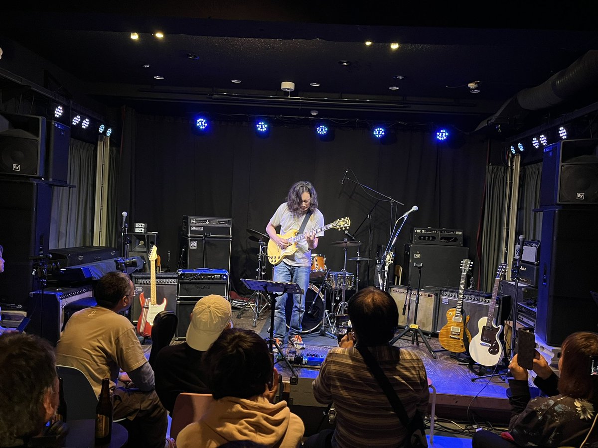 gyudonbass's tweet image. 今日はギタリスト今堀良昭さん@maniman2000 のソロライブのお手伝いでした！
お客さんのギターを弾くって言う面白い企画です！

色んな方のこだわりを聴けて良い勉強になりました！