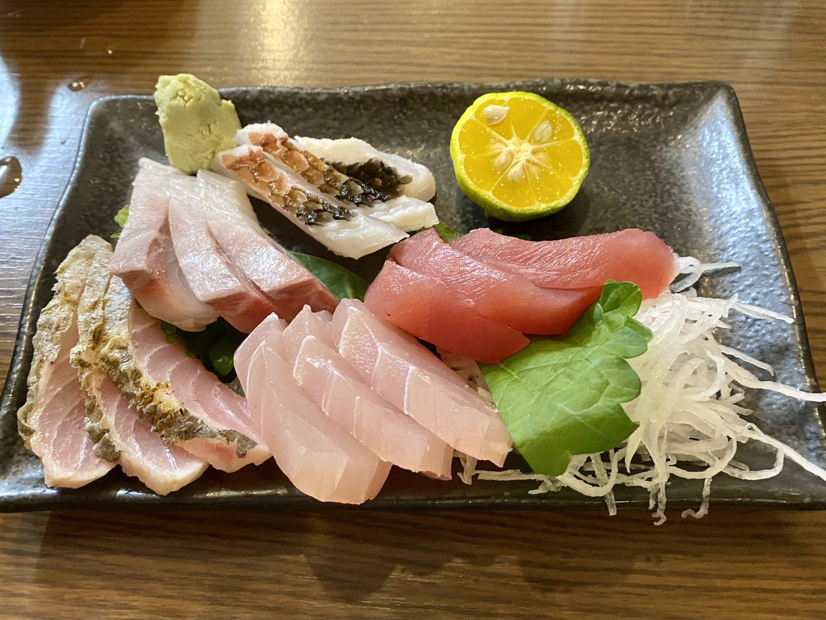 ES_HappierLife's tweet photo. 石垣島グルメで有名なひとしはとにかく入れない。20時に一人で行って「40〜50組の当日待ち、閉店まで捌けません」…
そんなのは想定済みだったので今回は「鮮魚えいこ」さんへ。大当たりです。
刺身盛り500円（初回注文のみ）もスゴいけどお寿司もこれで2千円しないの、スゴくない？ https://t.co/MwTkbmimju