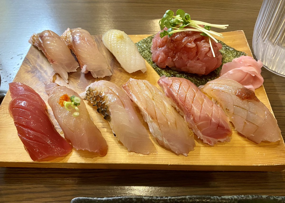 ES_HappierLife's tweet photo. 石垣島グルメで有名なひとしはとにかく入れない。20時に一人で行って「40〜50組の当日待ち、閉店まで捌けません」…
そんなのは想定済みだったので今回は「鮮魚えいこ」さんへ。大当たりです。
刺身盛り500円（初回注文のみ）もスゴいけどお寿司もこれで2千円しないの、スゴくない？ https://t.co/MwTkbmimju