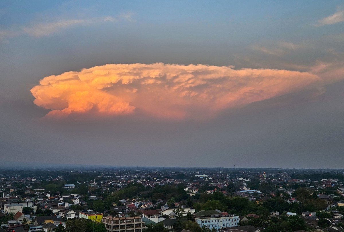 Cumulonimbus cloud on the horizon to the east of Yogyakarta🇮🇩 Rainy season is knocking on the door..