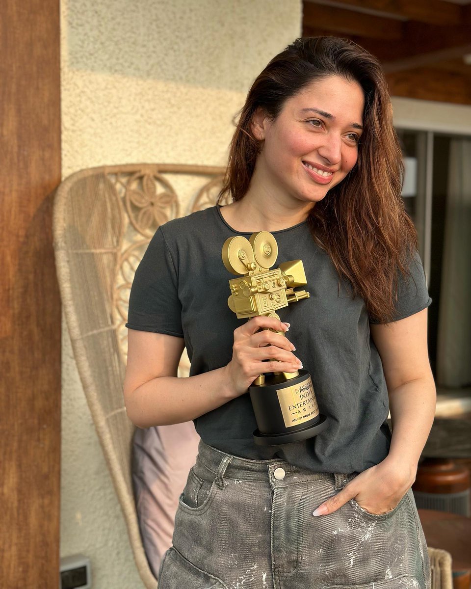 Deserving Smile 😍
@tamannaahspeaks won best actress of the year for #jeekarda #AakhriSach

#Tamannaah #TamannaahBhatia