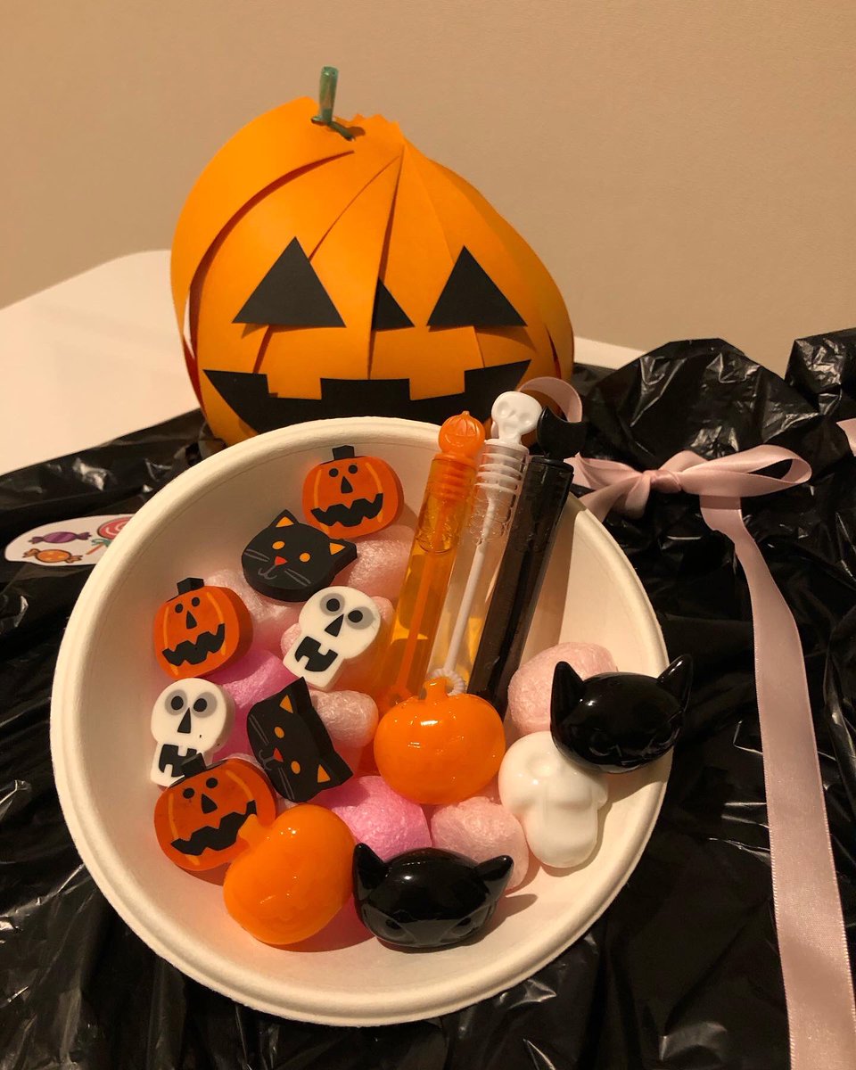 LIBOlabominoh's tweet photo. 【活動紹介】
年中・年長グループでは、ハロウィンを行いました。
かぼちゃの帽子とマントを作り、仮装パレードをしました。
最後は職員の部屋を訪ねて、「お菓子くれなきゃ、いたずらするぞ」と言って、ハロウィングッズをもらっていました。 https://t.co/OhVPfLjfZZ