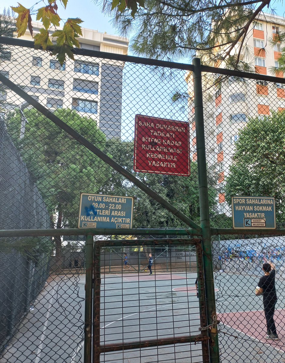 Kozyatağı'nda Zübeyde Hanım Parkı'ndaki spor sahasında uyarı olmasına rağmen çocuklar oynuyor.  Saha duvarının tadilatını ne zaman yapacaksınız? Seçimden sonra mı? <a href="/kadikoybelediye/">Kadıköy Belediyesi</a>