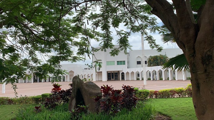 mamatii001's tweet photo. BREAKING;
   FBI/CSU/ SUPREME COURT SAGA, ASO VILLA SEALED, NO MOVEMENT IN & OUT!!
       Indication emerged earlier this morning in Abuja that the presidential villa has been sealed. Movement in and out has been restricted. 
   Information gathered showed that this is normal routine on weekend. No movement is allowed on Sunday. Activities resume tomorrow, Monday being the first working days of the weak.