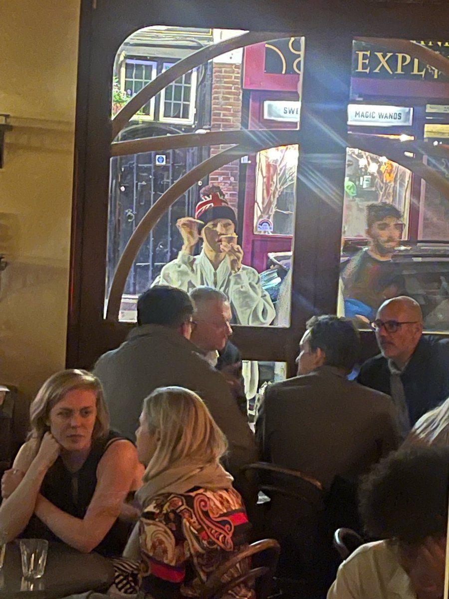 약간 젤라또 팔러온 성냥팔이냥 같기도해