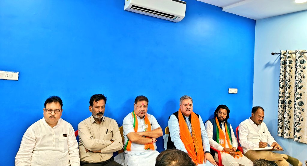 ajayjamwalbjp's tweet photo. छत्तीसगढ़ के आरंग विधानसभा प्रत्याशी घोषित होने के उपरांत विधानसभा कोर ग्रुप एवं वरिष्ठ पदाधिकारियों की बैठक कर आगामी चुनाव हेतु विस्तृत रणनीति तैयार की गई।

@BJP4India 
@JPNadda 
@blsanthosh 
@PawanSaiBJP https://t.co/Yoo62N0IcR