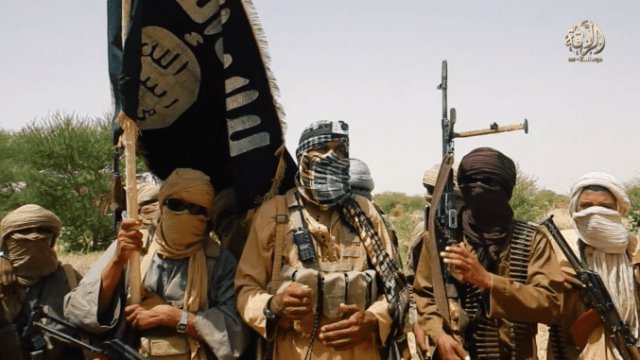 LePatriote1960's tweet photo. Les groupes terroristes au Sahel sont une seule #organisation créée par l'État français pour pérenniser sa #mainmise.
Au centre du 🇲🇱, ils sont EIGS
Au Nord, CMA et JNIM
A #Tessit, EIGS, JNIM & AQMI.
Grâce au courage des forces de l'#AES, le Sahel va mieux qu'hier.
#ViveAES✊️ https://t.co/XtVYxm6zjM