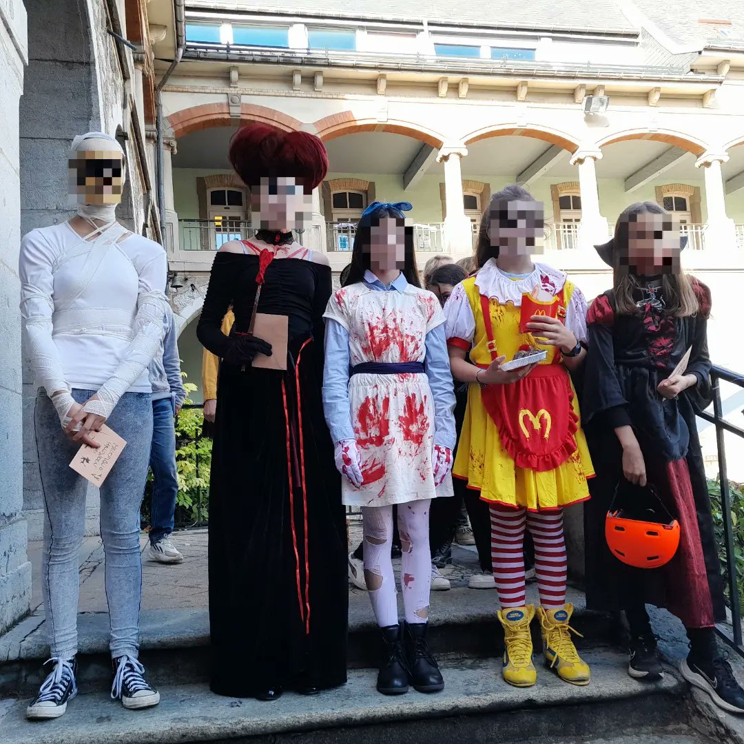 CLGJFerry73's tweet photo. Les gagnantes #Halloween 2023 !
Une belle #momie 
La reine de cœur et Alice
La poupée #Macdo(suggestion de #recette pour les vacances sur le 2e slide 😳)
Une miss #Vampire 
Merci les #élèves pour ce beau moment et belles #vacances tutti ! 🎃🍂☕️ https://t.co/3nyW9rV6AZ