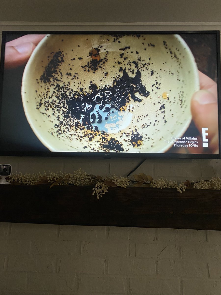KatrinaSearcy's tweet photo. Didn’t know baking meant I would accidentally be in Professor Trelawney’s divination class. What do you think it’s trying to tell me? @Hogwartssite @harrypotter  #HarryPotter #hogwarts https://t.co/w4Pk632x9g