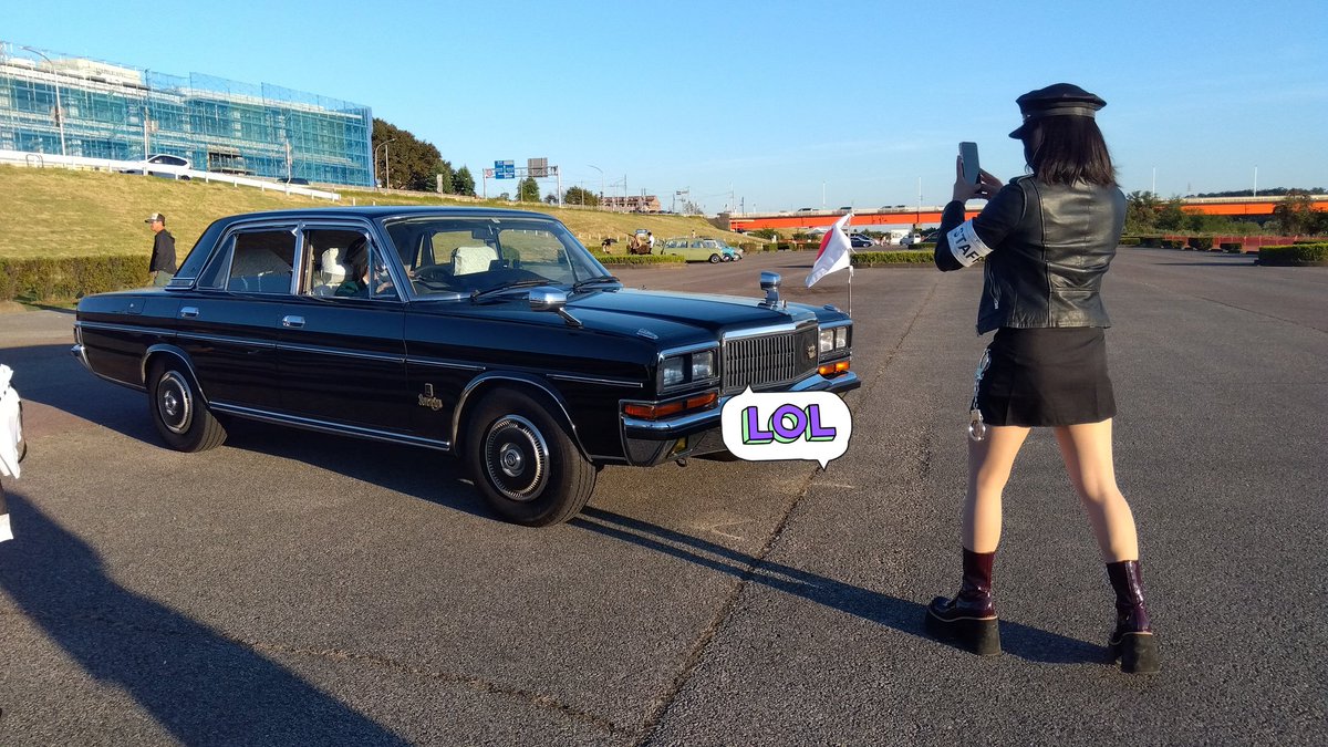 Masaki12340's tweet image. 主催者の女性スタッフの方が、ミニスカポリス風な装いで、写真を撮っていらっしゃいました……その様子を後ろから撮らせてもらいましたw

因みに彼女らをお乗せして、駐車場内を徐行で走りました。

#TTCM
#クラシックカーヒストリックカーミーティング 
#プレジデント