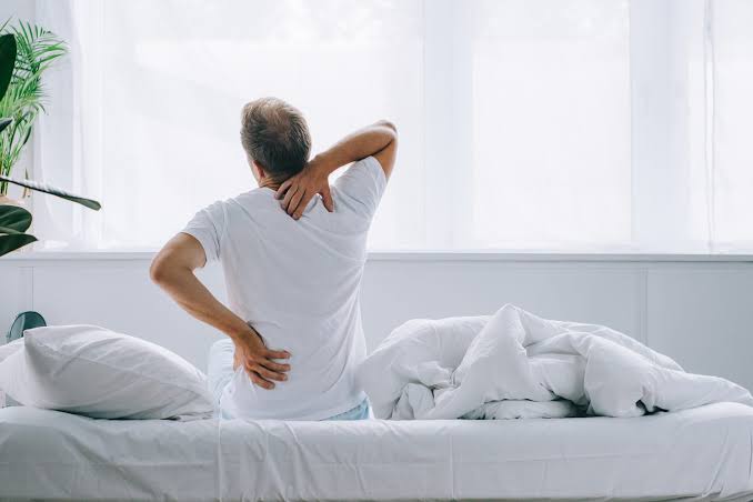 DoctorUsman23's tweet image. Thread on Morning Back Stiffness:

1/ ☀️ Morning Back Stiffness: Unraveling Aches: 

Ever wondered why your back feels stiff in the morning? 

Let's explore causes, symptoms, and ways to ease discomfort. Knowledge is the first step to a healthier morning routine! #BackHealth