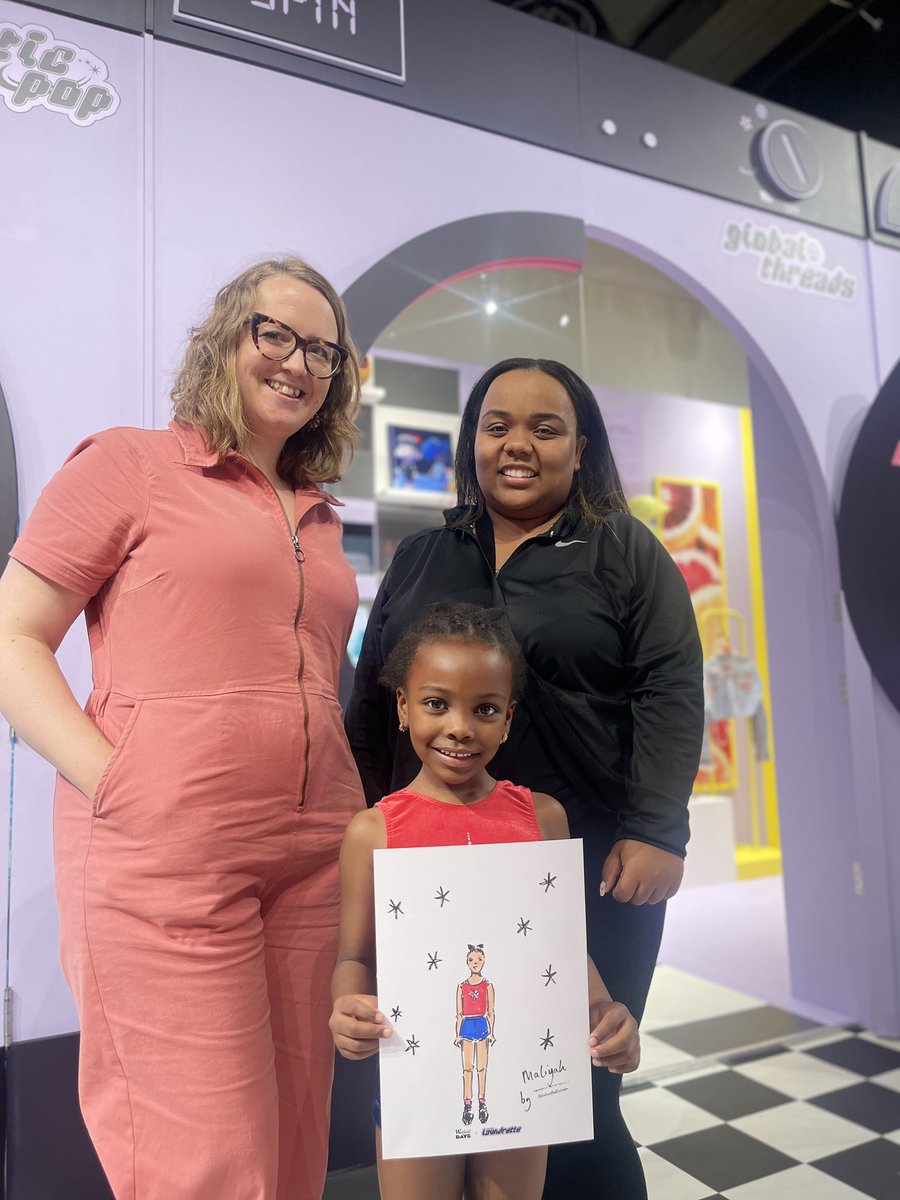 Young designer Maliyah with her prize - 
a special Helen Ridley illustration & proud mum 😃

🫧Global Threads - Fresh Spin curated by @linett_kamala at @westfieldlondon 
@Lin_Kam_Art 
#helenridleyillustration 
#linettkamala
#westfieldlondon 
#linkamart
#fashionillustration
