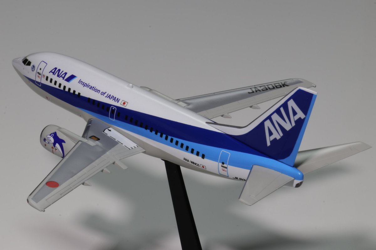 blue_mokei's tweet photo. 737-500 ANA機 完成！
キットはハセガワの初号機&amp;退役記念機セット。いくつかのパターンが作れますが、今回作ったのはラストフライトのJA306K。ディテールアップはせずサクッと作りました。ANA塗装はいつも通りデカールではなく塗装で再現。ずんぐりとした見た目が可愛らしいですね。 https://t.co/JLInvXMWih