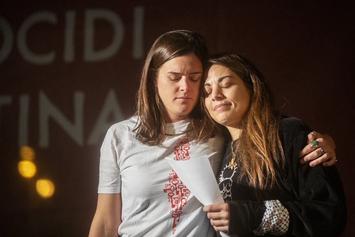 montsanto's tweet photo. Aquesta foto d'ahir de @La_Directa, aquest sentiment i aquesta abraçada a la companya palestina, som moltes. 
#FreePalastine 
#StopGazaGenocide https://t.co/udgniP3fJz