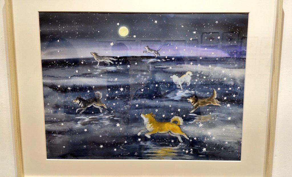 sky_apple14's tweet photo. 村田夏佳さん(@murmursh)の個展行ってきた〜。イラスト依頼する前に涙腺崩壊してしまい大変申し訳なかったです。ご先祖さまたちと走ってるお話を聞いて、力強く走ってるんだろうなって気持ちがほっこりしました🌈  ここに居るぞ〜ってひょっこりしてるのが可愛くて泣ける…ありがとうございました!! https://t.co/b615MDmBXv