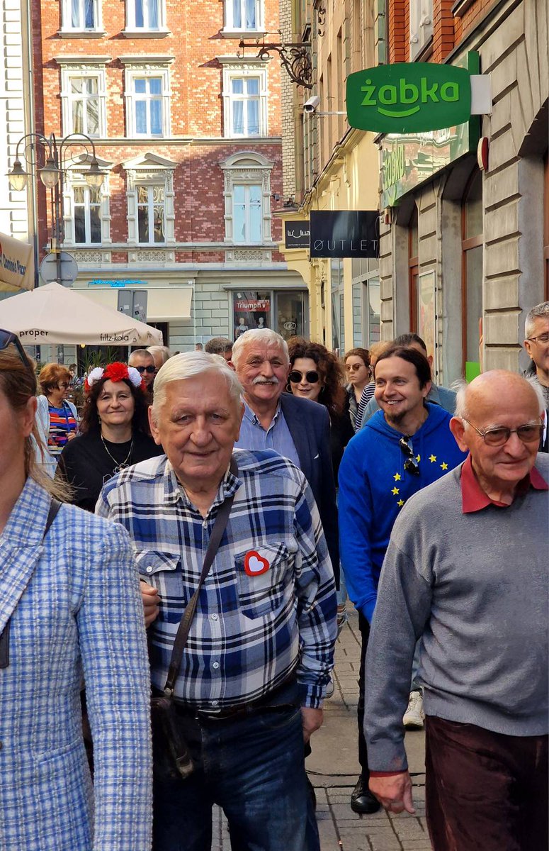 LukaszKohut's tweet photo. #Katowice i #MarszRadości - dobrze było wspólnie świętować zwycięstwo! Od poniedziałku spływają gratulacje - i wszyscy powtarzają jedno: szacunek dla społeczeństwa obywatelskiego w Polsce❗️Daliście radę! 
Wielkie brawa dla #KOD❗️
Miejsce Polski jest w Europie🇪🇺 wracamy do gry✌️ https://t.co/HslYOoVVpR