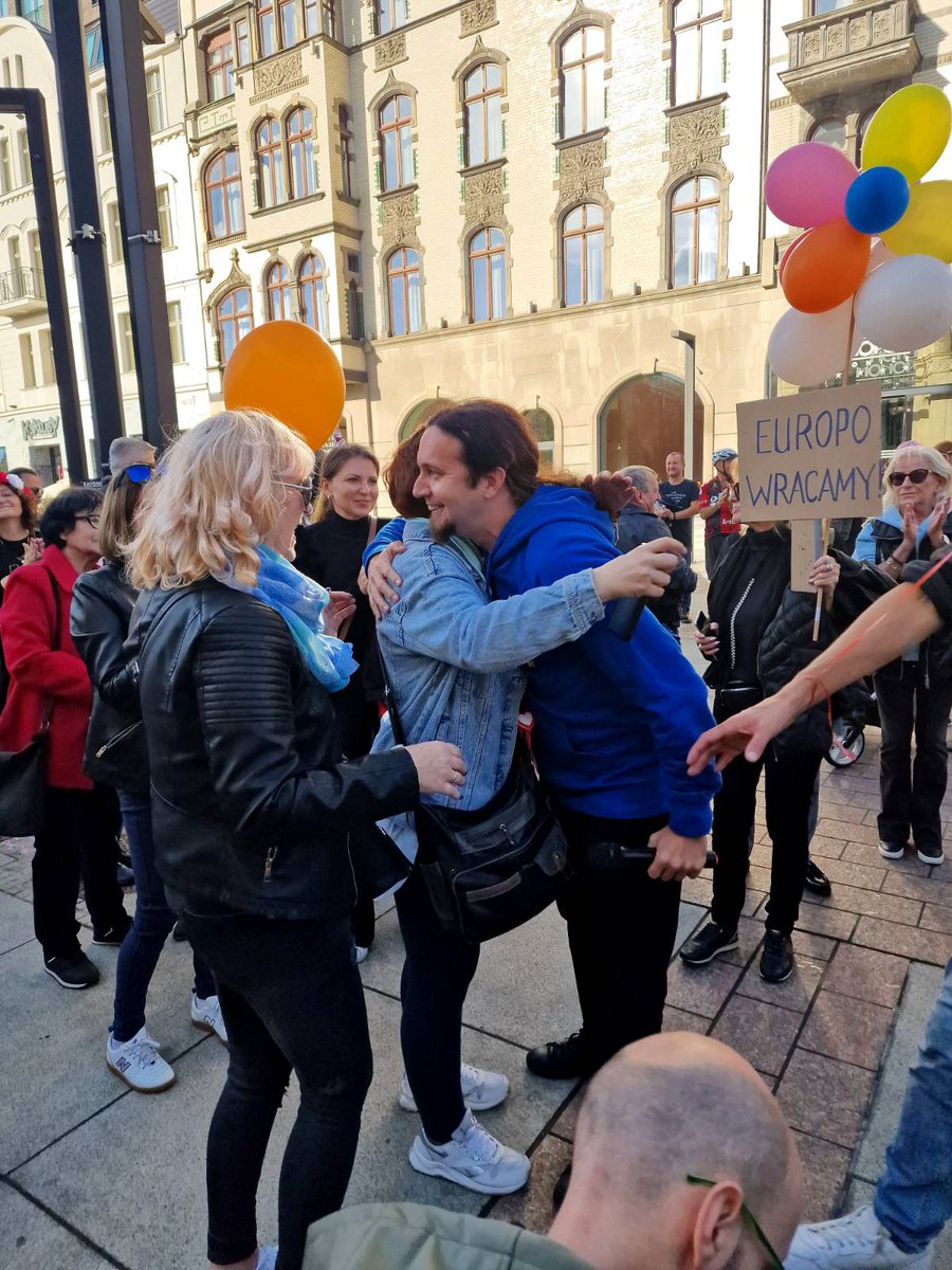 LukaszKohut's tweet photo. #Katowice i #MarszRadości - dobrze było wspólnie świętować zwycięstwo! Od poniedziałku spływają gratulacje - i wszyscy powtarzają jedno: szacunek dla społeczeństwa obywatelskiego w Polsce❗️Daliście radę! 
Wielkie brawa dla #KOD❗️
Miejsce Polski jest w Europie🇪🇺 wracamy do gry✌️ https://t.co/HslYOoVVpR