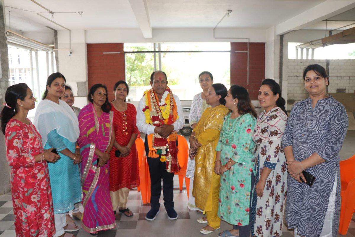 iMadhuVerma's tweet photo. इस दौरान मेरे साथ ठाकुर सिंह अवलिया जी, महेंद्र शुक्ला जी, समरेंद्र सिंह चौहान जी, चेतन बाबू शिवहरे जी आदि स्थानीय परिवार एवं भाजपा कार्यकर्ता उपस्थित रहे ।
#राऊ_विधानसभा #RauVidhansabha #BJP4MP #BJP4RAU #MadhyaPradesh #cleancityindore https://t.co/eD0W57v946