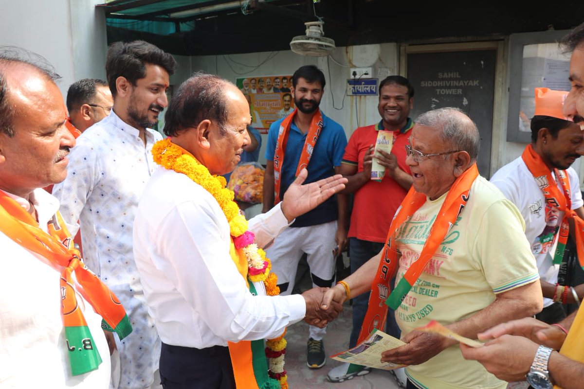 iMadhuVerma's tweet photo. इस दौरान मेरे साथ ठाकुर सिंह अवलिया जी, महेंद्र शुक्ला जी, समरेंद्र सिंह चौहान जी, चेतन बाबू शिवहरे जी आदि स्थानीय परिवार एवं भाजपा कार्यकर्ता उपस्थित रहे ।
#राऊ_विधानसभा #RauVidhansabha #BJP4MP #BJP4RAU #MadhyaPradesh #cleancityindore https://t.co/eD0W57v946
