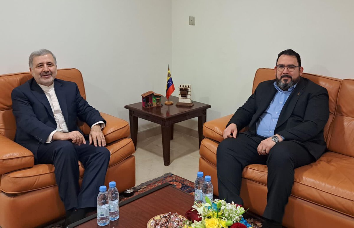 علیرضا عنایتی سفیر 🇮🇷 با جناب اقای دیوید فلاسکیس کارابایو
سفیر 🇻🇪 در عربستان دیدار و در خصوص روابط دو كشور و تحولات فلسطين و همچنين  نتايج نشست OIC گفتگو کرد. عنایتی با اشاره به حمايت کشورهای مختلف از حقوق مردم فلسطین  از حمايت قاطع بيانيه سها از فلسطین تقدير کرد.