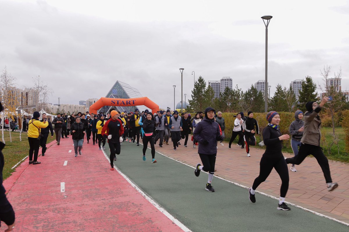 WHO_Europe's tweet photo. Physical activity has proven health benefits for all. 

Walking, jogging, running - prominent athletes, students &amp; teachers of @amu_kz, the city's health organizations, and representatives of the @minhealthKZ &amp; @WHO joined #Astana's annual tradition to promote healthy lifestyles. https://t.co/Tj08FRvmlu