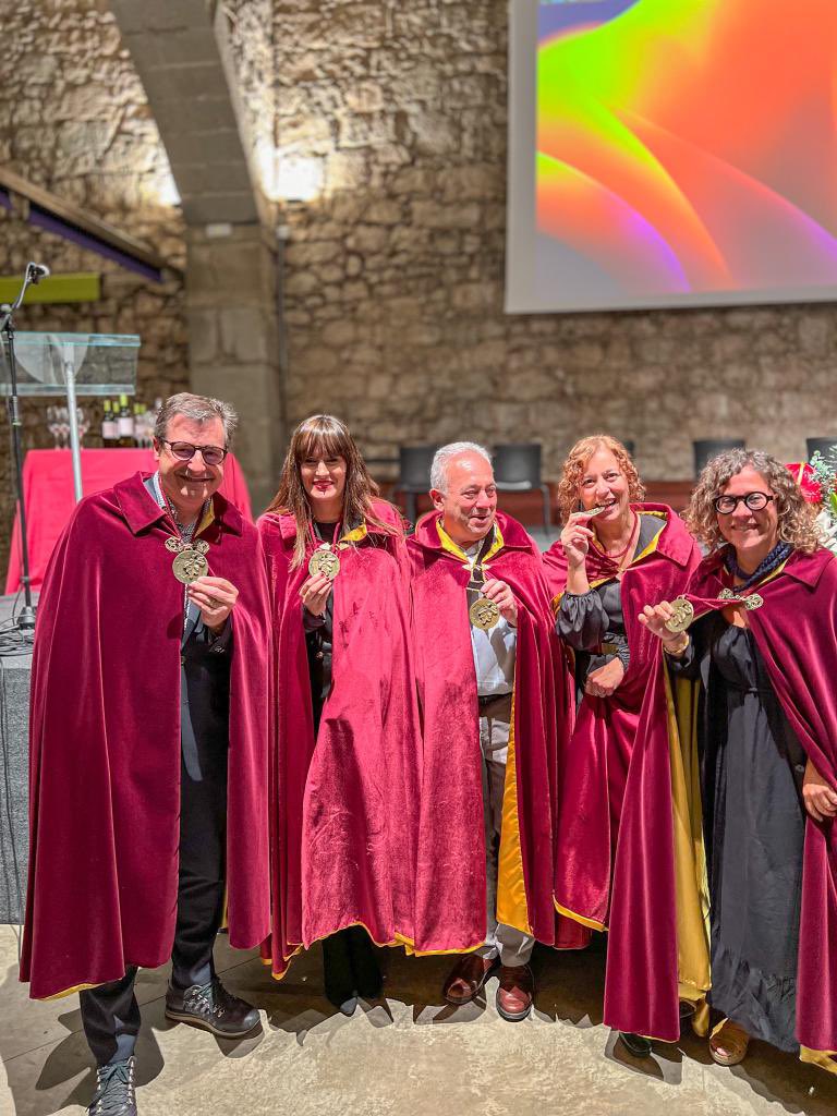 JosepPituRoca's tweet photo. Les confraries es funden entre el S XVI i XVII, adoptant regles, protocols, celebrant vi i la germanor. La més antiga, la Saint Vincent al 1475!
Vin-cent , eboca l’abundància, vint vegades cent
Vin-sang, la mística, la sang de crist
Vin-sans….aigua, que sigui pur, sense aigualir https://t.co/jIsrr66VXB
