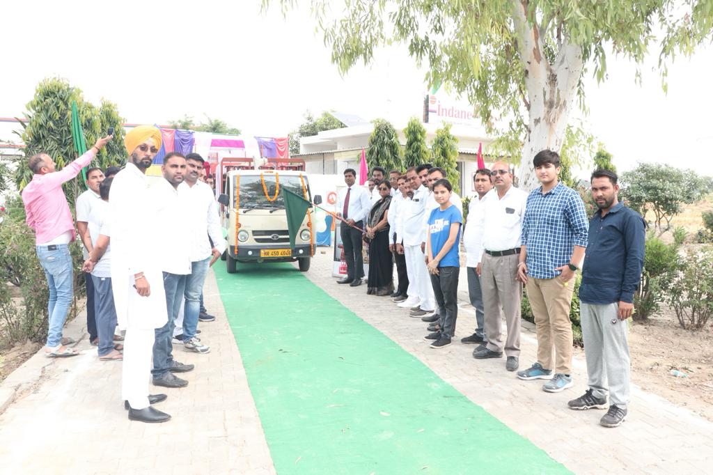 Karnal_AO_IOCL's tweet photo. On 58th #Indane_day campaign of refill delivery on all 7 days flagged off by DLH KIDO in karnal at JP sons indane. #har_din_aapki_seva_mein @DirMktg_iocl @ManojGu10100891 https://t.co/1VUCxIWgTi