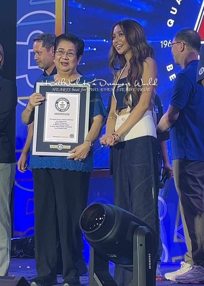 KaDreamersWorld's tweet photo. Congratulations on your new feat @bernardokath! 🥳

Another one for the Guinness Book of World Records! 😍

🏆 Largest Human Mattress Dominoes 

#WorldRecord4Uratex 
#KathrynForUratex https://t.co/wHukzbxca7