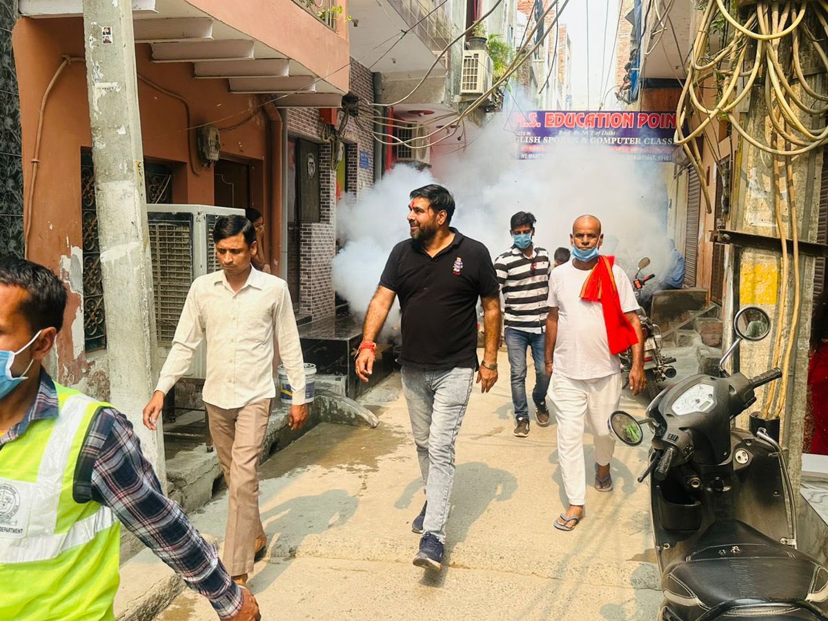98Aap's tweet photo. डेंगू व् मलेरिया  जैसी खतरनाक बीमारी को देखते हुए फिर जैतपुर वार्ड में निगम पार्षद हेमा जी के द्वारा बदरपुर पूर्व AAP अध्यक्ष श्रीचंद वोहरा जी उपस्थिति व् पार्षद प्रतिनिधि  जनार्दन गिरी जी, सुषमा आरोड़ा,चन्दन यादव के साथ कर्मचारियों ने G ब्लॉक जैतपुर पार्ट 1 में फॉगिंग करी , https://t.co/DD0RoWRiZq