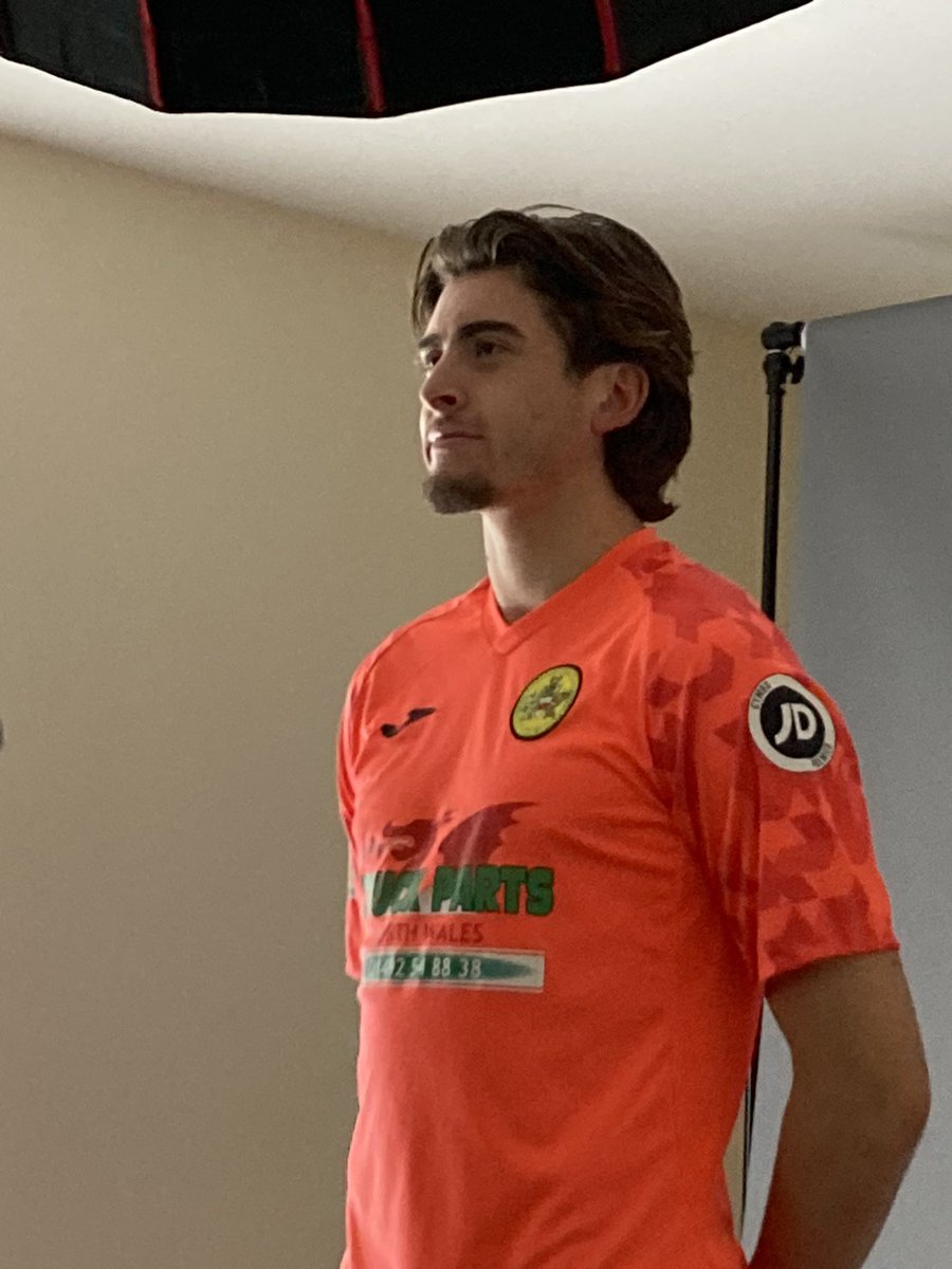CaernarfonTown's tweet photo. Anyone want some very short videos from yesterday's photoshoot with @AceyMedia https://t.co/GdOnB6Tuiy